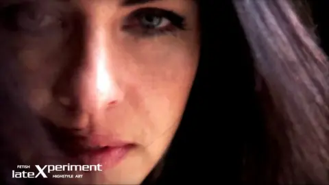 Latexperiment 2010-04-04 – Alexandra Corneille