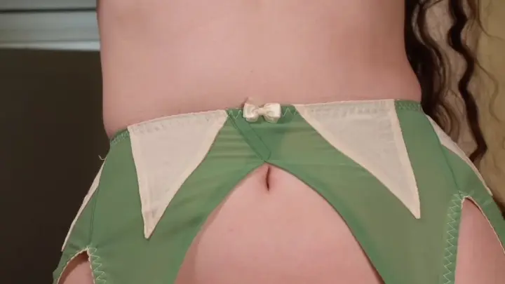 Ruiva não-binária 20s lingerie sozinha