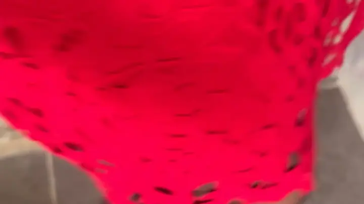 Kırmızı elbise ve topuklu siyah kız banyoda gösteriş yapıyor