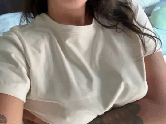 Bruna tatuata si scopa da sola sul letto