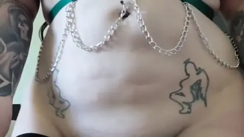 緑の髪のハイライトの黒髪女性が自慰