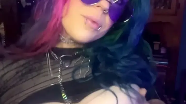 Chica tatuada muestra curvas y senos