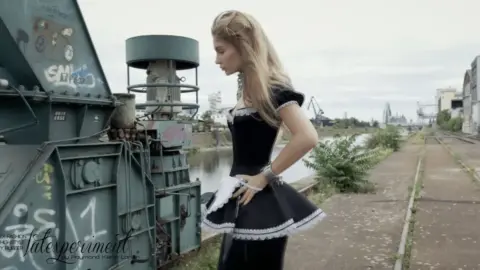 Latexperiment 2020-07-12 – Leila Herring