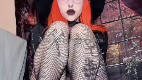 Roodharige tiener neukt zichzelf