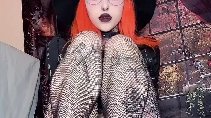 Roodharige tiener neukt zichzelf