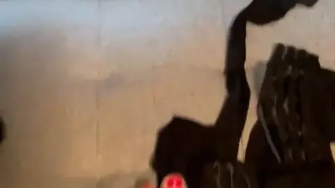 Стройная женщина в черных чулках трахается на диване