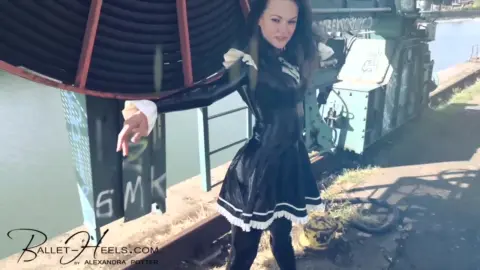 Latexperiment 2018-11-18 – Maid Dress Outdoor