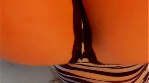 ストライプの下着の黒髪美女が接近