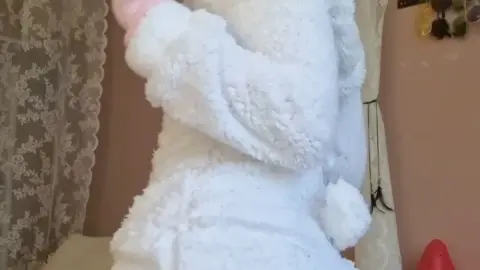 ピンク髪の娘が白いフワフワセーターで踊る