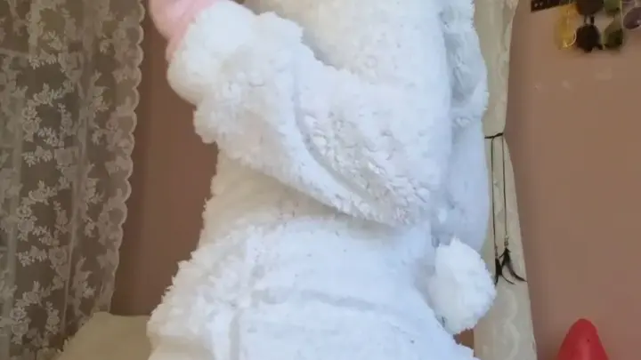 ピンク髪の娘が白いフワフワセーターで踊る