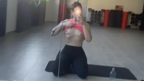 白いフィットネスガールがジムで自撮り