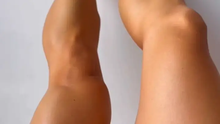 Ragazza Bianca Magra con Gambe Abbronzate