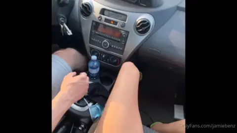 スリムな白人女性が車内でセックス