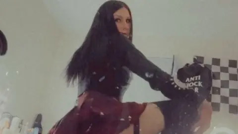 Wit Meisje met Zwarte Haren Neukt