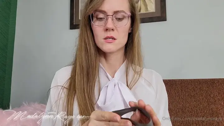 Bionda con occhiali gioca con dildo sul divano