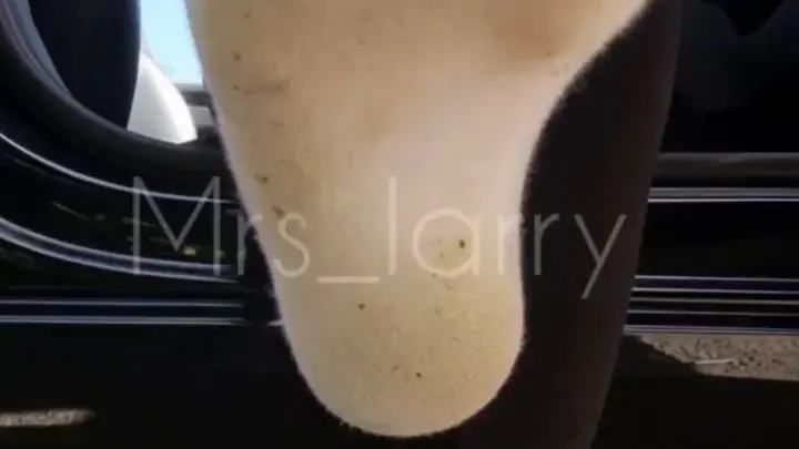 金发女孩户外汽车脚部特写