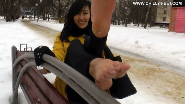 눈 속의 아시아나 처녀, 맨발로 걷기