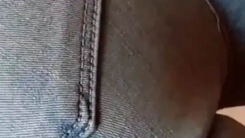 Blonde tiener neukt zichzelf op camera in jeans