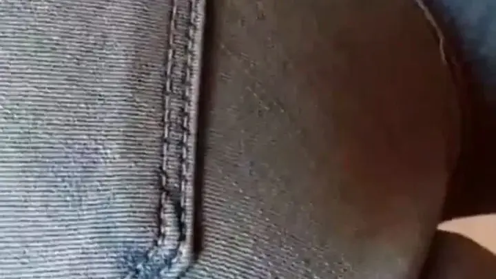 Blonde tiener neukt zichzelf op camera in jeans