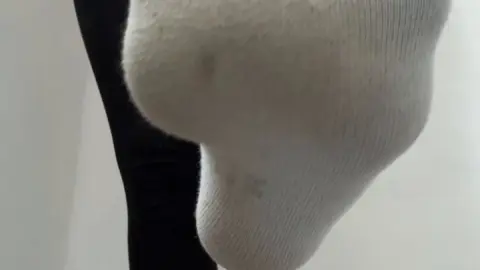 Jeune fille blonde en chaussette se caresse