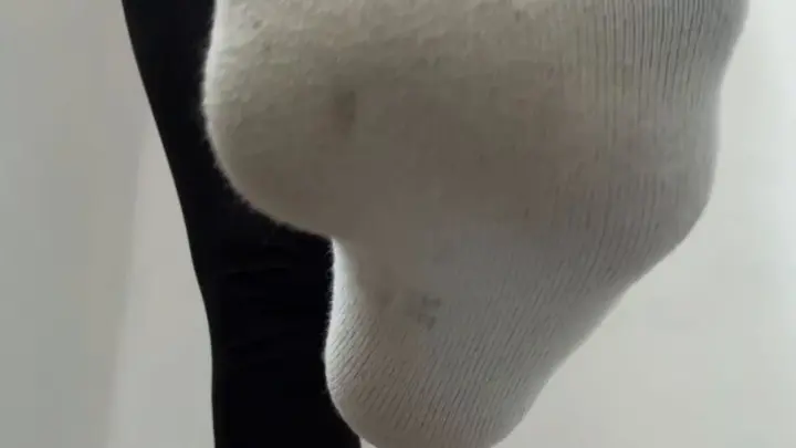 Jeune fille blonde en chaussette se caresse