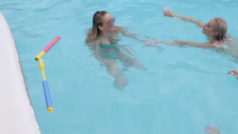 RealBikiniGirls amelia-paige-push-and-pull 4k