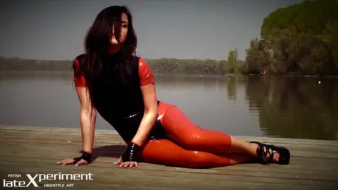 Latexperiment 2011-04-20 – Alexandra Corneille Making-Of