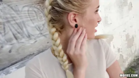 MOFOS2017 PublicPickups 17 07 12 Naomi Woods Friendly Blonde Fucks in Public 1080p