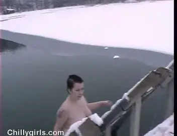 chillygirls com riica-iceswim2-2