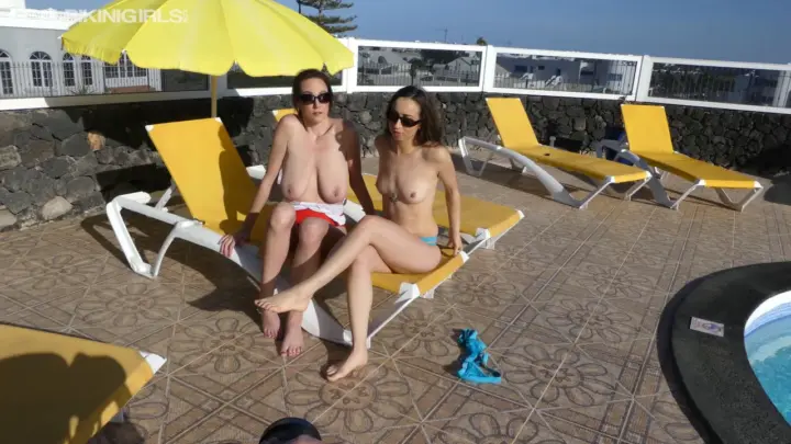 RealBikiniGirls elle-tania-red-and-blue 4k